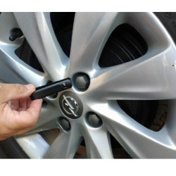 Pinzeta na krytky matíc skrutiek kolies