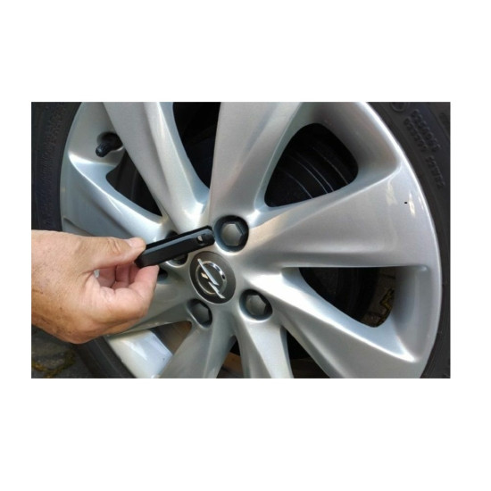 Pinzeta na krytky matíc skrutiek kolies